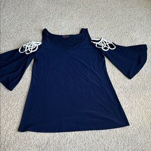 VINCE CAMUTO, NAVY BLUE AND WHITE COLD SHOULDER BLOUSE